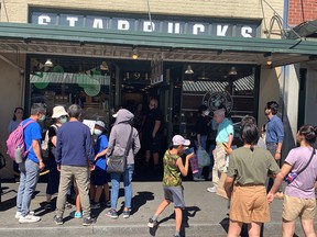 Le premier Starbucks, ouvert en 1971, est un attrait touristique près du marché public de Pike St. à Seattle.  Lance Hornby/Soleil de Toronto