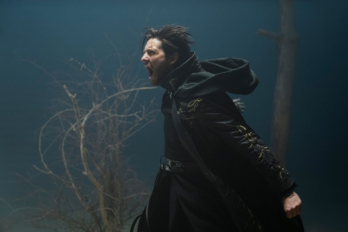 Ben Barnes dans le rôle du darkling, criant et faisant une crise de colère 