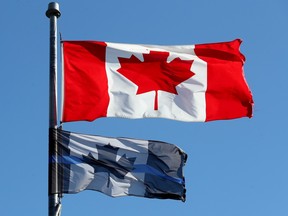 Un drapeau portant le symbole de la «ligne bleue mince» flotte sous un drapeau canadien à l'extérieur de l'édifice de l'Association des policiers d'Ottawa sur la rue Catherine plus tôt cette semaine.
