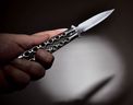 Un couteau papillon illégal, l'un des nombreux achetés par le National Post d'Amazon Canada.  Un porte-parole d'Amazon a déclaré avoir supprimé les listes de couteaux illégaux. 