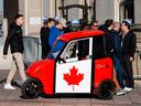 Stronach International dévoile son véhicule de micro-mobilité biplace à Ottawa le 2 novembre 2022.