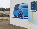Un panneau montrant une voiture électrique Volkswagen à une station de charge est photographié devant le chantier de construction de l'usine de cellules de batterie de Volkswagen à Salzgitter, en Allemagne, en 2022.