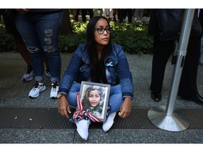 Un membre de la famille de Jennie Nicole Gonzalez assiste à la cérémonie annuelle de commémoration du 11 septembre au National 9/11 Memorial and Museum le 11 septembre 2021 à New York.