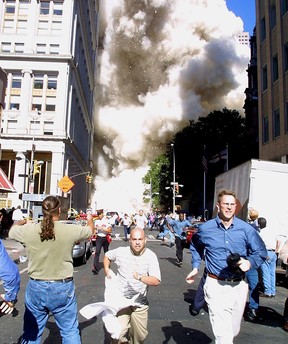 POUR ALLER AVEC AFP STORY par Sebastian Smith: US-attacks-911-anniversary-conspiracy (FILES): Des piétons fuient la scène alors que l'une des tours du World Trade Center s'effondre dans cette photo d'archive du 11 septembre 2001 à New York à la suite d'un terroriste accident d'avion sur les tours jumelles.  Peut-être que l'attaque était tout simplement trop énorme pour être comprise, ou que l'effondrement des tours jumelles ressemblait trop à une épopée hollywoodienne, mais même 10 ans plus tard, beaucoup de gens pensent que le 11 septembre était une conspiration élaborée impliquant n'importe qui, des agents israéliens au gouvernement américain. lui-même.  AFP PHOTO/Doug KANTER/FILES (Le crédit photo doit se lire DOUG KANTER/AFP/Getty Images)