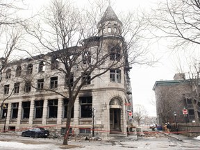 Des enquêteurs et des pompiers se sont présentés sur les lieux à la suite d'un incendie dans le Vieux-Montréal, le samedi 18 mars 2023, qui a ravagé l'édifice patrimonial.