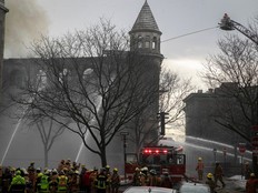 Au moins 6 personnes sont portées disparues dans l'incendie qui a détruit un édifice patrimonial du Vieux-Montréal