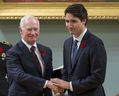 Le premier ministre Justin Trudeau serre la main du gouverneur général David Johnston après avoir été assermenté en tant que premier ministre du Canada à Rideau Hall à Ottawa le mercredi 4 novembre 2015. 