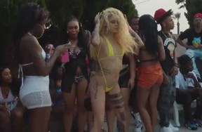 Une capture d'écran d'une vidéo prise lors d'une fête à la piscine à Rialto, en Californie, qui était si torride qu'elle s'est retrouvée sur Pornhub.