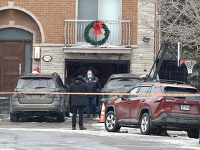 La police enquête après qu'un certain Domenic Macri, un homme lié à la mafia montréalaise, a été abattu dans un garage de LaSalle.