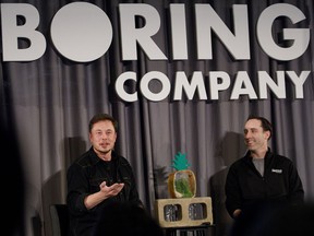 Steve Davis avec Elon Musk lors d'un événement en 2018.