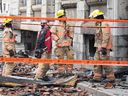 Des enquêteurs et des pompiers sont montrés sur les lieux à la suite d'un incendie dans le Vieux-Montréal le samedi 18 mars 2023, qui a ravagé l'édifice patrimonial.