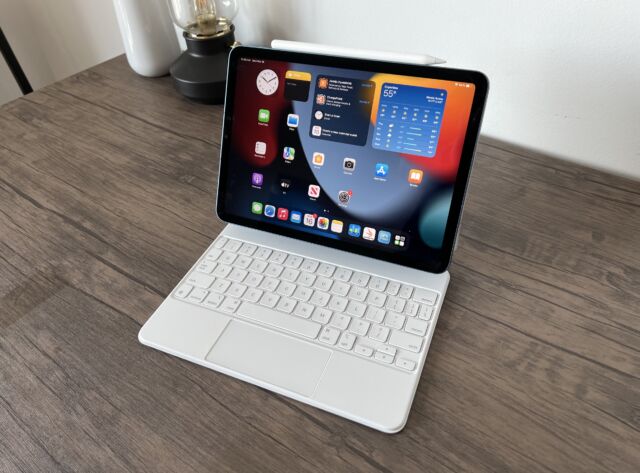 L'iPad Air 2022 avec le Magic Keyboard et l'Apple Pencil.