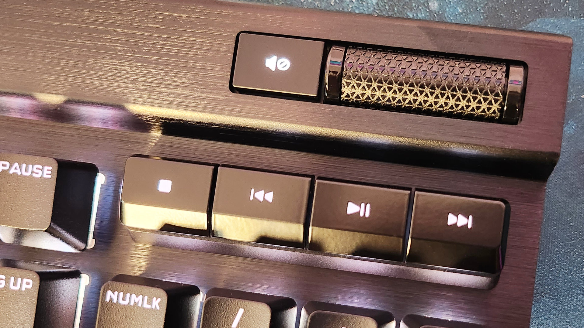 Test du Corsair K70 RGB Pro : un gros plan d'un clavier de jeu, mettant en évidence sa touche multimédia et sa molette de volume