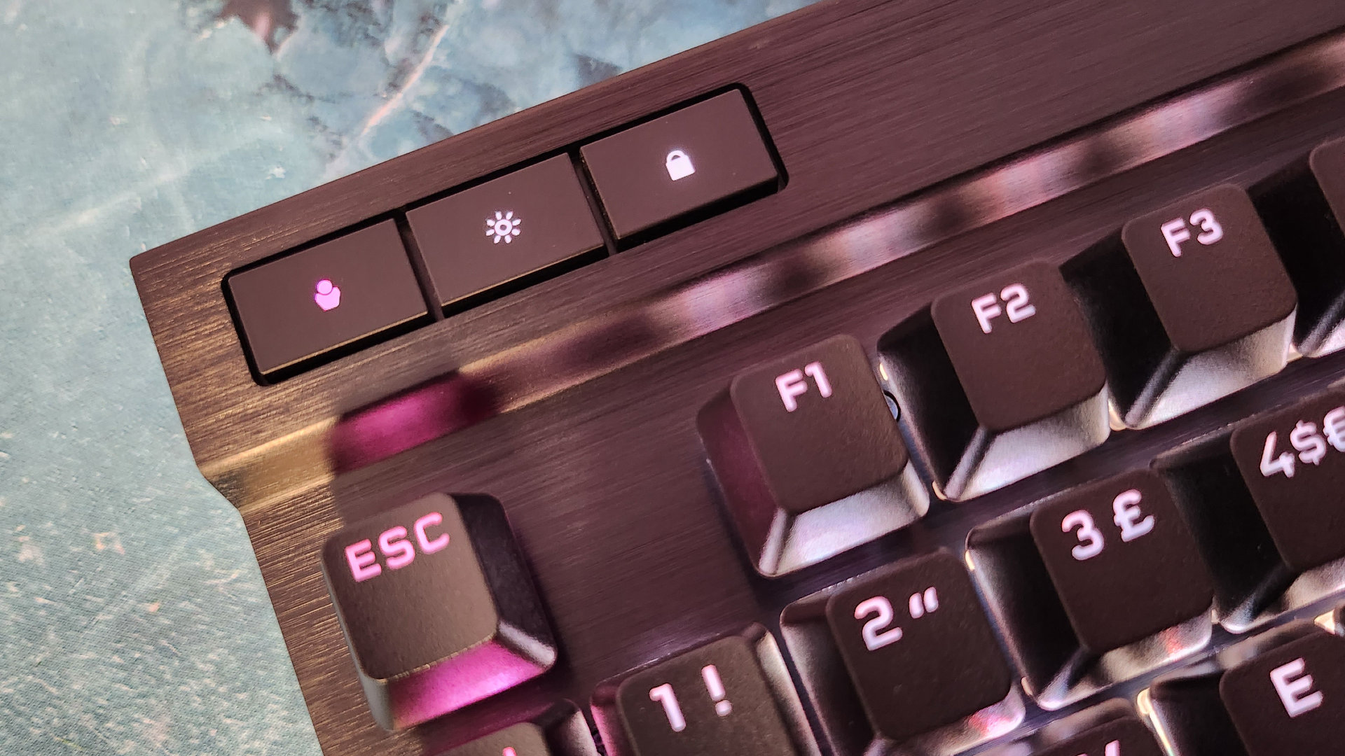 Test du Corsair K70 RGB Pro : Une vue agrandie d'un clavier de jeu, mettant en évidence certaines touches de fonction