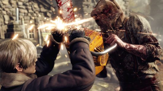 Revue de Resident Evil 4 : Un homme avec un couteau pare une attaque d'un monstre brandissant une tronçonneuse dans Resident Evil 4