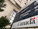 Selon les documents, Justice Canada a dépensé la plus grosse somme en primes, distribuant près de 16 millions de dollars à 98 % de ses cadres et employés non cadres.  Le ministère n'a atteint que huit de ses 45 objectifs annuels dans son rapport ministériel sur le rendement 2019-2020, selon le suivi du gouvernement.
