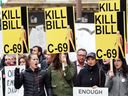 Des gens manifestent contre le projet de loi C-69, à Calgary, le 25 mars 2019.