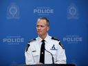 Le chef adjoint du Service de police d'Edmonton, Devin Laforce, fait le point sur l'enquête à la suite de la mort par balle du const.  Travis Jordan et Const.  Brett Ryan, lors d'une conférence de presse à Edmonton, le vendredi 17 mars 2023. 