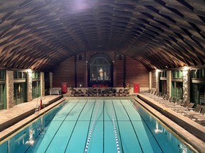 La luxueuse piscine intérieure située au sein du Fairmont Le Château Montebello.  EDDIE CHAU/Toronto Sun)