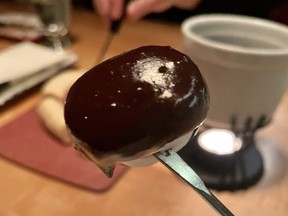 La fondue se déguste au Restaurant La Savoie, où l'on peut vraiment se régaler.  (EDDIE CHAU/Toronto Sun)
