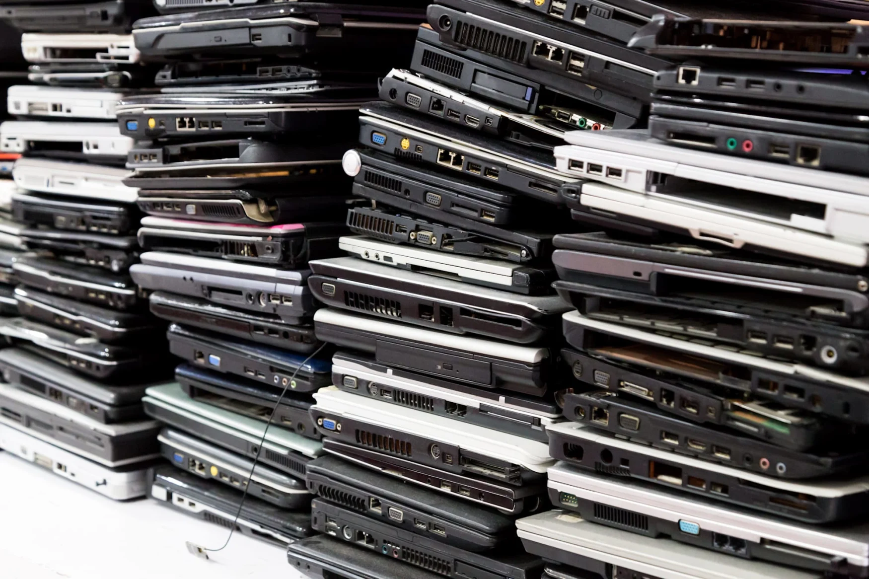 Pile d'ordinateurs portables anciens, cassés et obsolètes