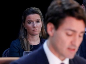 La chef de cabinet du premier ministre Justin Trudeau, Katie Telford (à gauche), écoute le discours de Trudeau lors de la réunion des premiers ministres à Ottawa, le 9 décembre 2016.