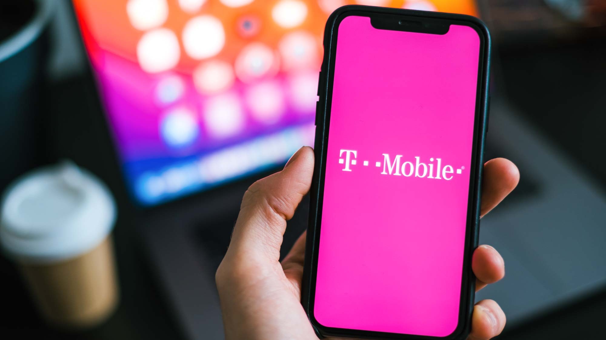 Une image montrant un iPhone avec le logo T-Mobile