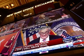 Le président du Conseil de la Réserve fédérale, Jerome Powell, apparaît sur un écran sur le parquet de la Bourse de New York lors de la conférence de presse qui a suivi la décision sur les taux de février.  La décision d'aujourd'hui pourrait être un choix plus difficile.