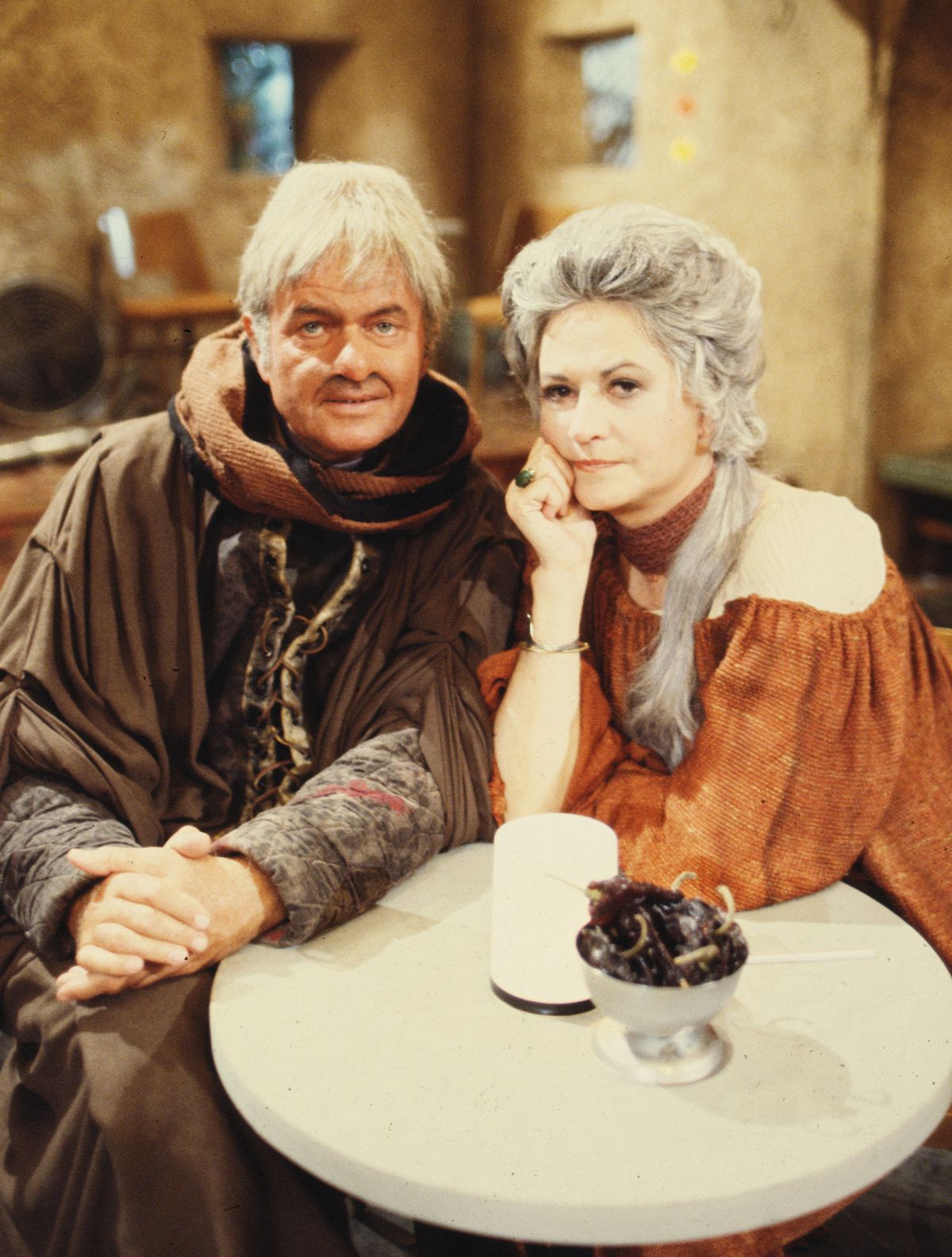Art Carney et Bea Arthur sont assis ensemble dans leurs costumes Star Wars, regardant la caméra, dans une photo publicitaire posée pour l'émission The Star Wars Holiday Special de 1978