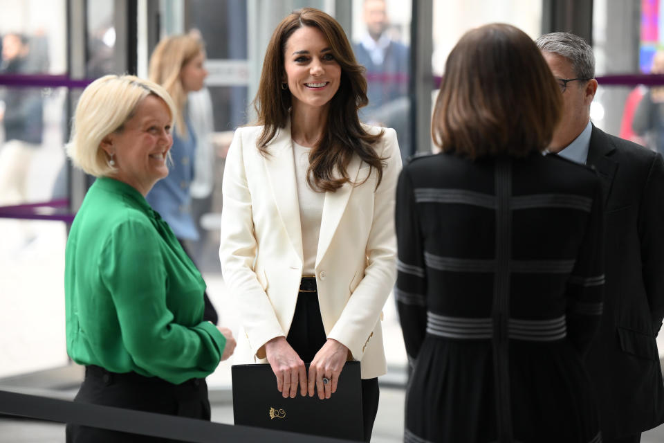 La princesse de Galles a été accueillie par la directrice générale de NatWest, Alison Rose (L).  (Getty Images)