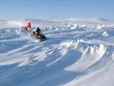 Un éclaireur des Rangers canadiens cherche un itinéraire plus facile à travers la glace de mer agitée lors d'une patrouille en motoneige en mars 2019. 