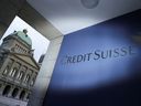 UBS a conclu un accord pour racheter la banque rivale suisse Credit Suisse afin d'éviter de nouvelles turbulences sur le marché bancaire mondial, ont annoncé dimanche les autorités suisses.
