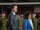 Le premier ministre Justin Trudeau et la ministre de la Défense Anita Anand se préparent à faire une annonce à l'occasion du premier anniversaire de l'invasion de l'Ukraine par la Russie, au Fort York Armory à Toronto, le 24 février 2023.