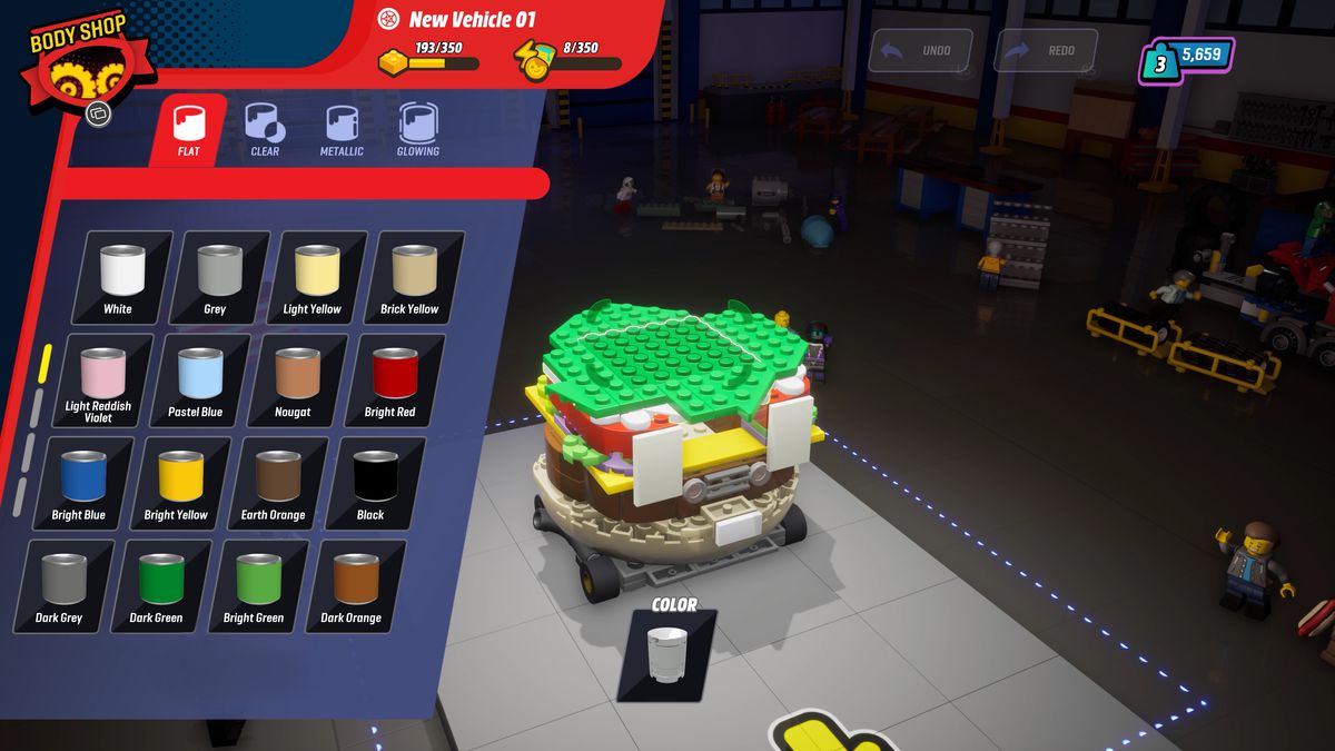 Une capture d'écran du garage de Lego 2K Drive, dans laquelle un joueur construit une voiture de course Lego en forme de hamburger et sélectionne des peintures pour colorer des pièces spécifiques