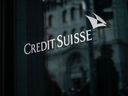 Un signe de la banque Credit Suisse est visible sur le bâtiment de la succursale à Genève.