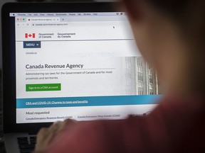 Une personne consulte le site Web de l'Agence du revenu du Canada.