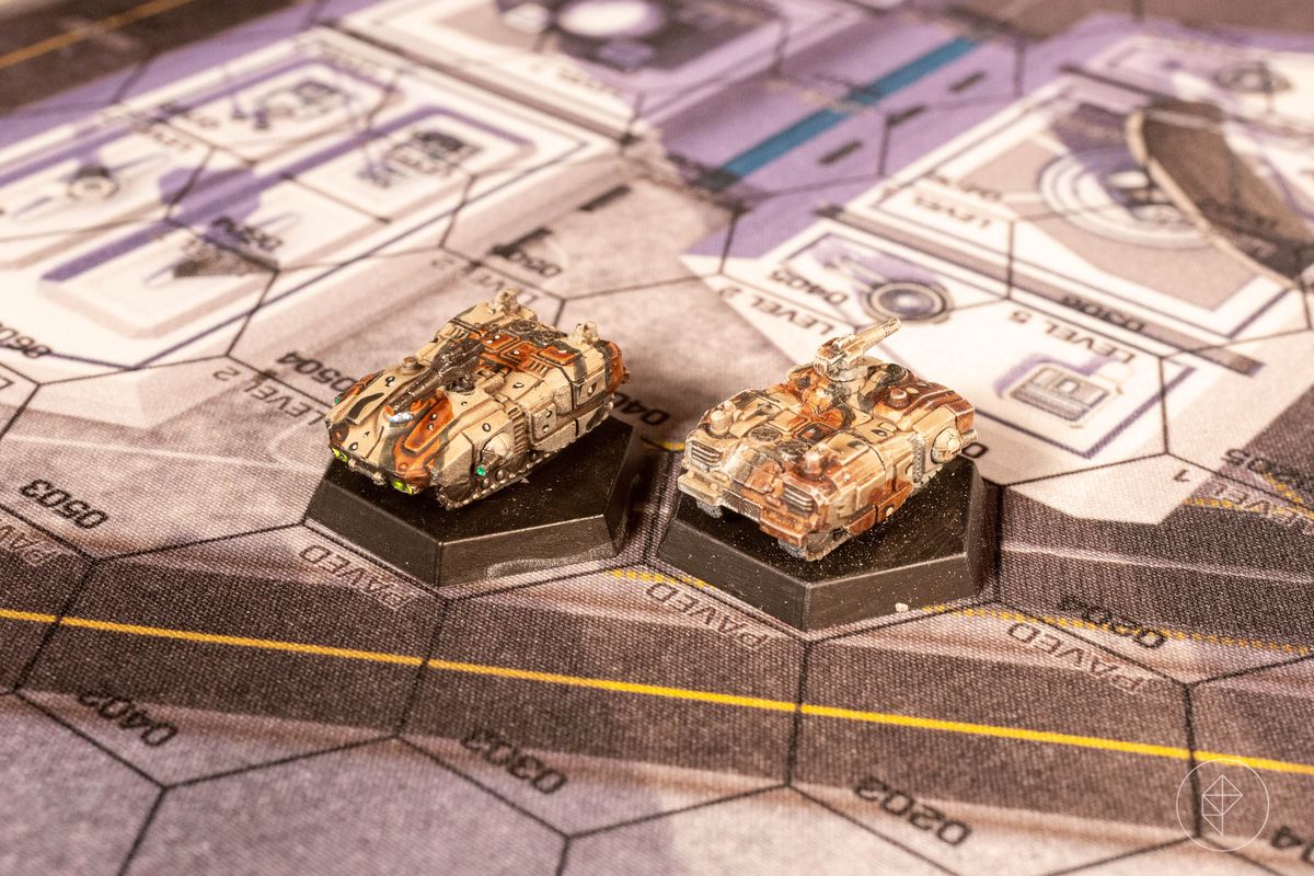 Deux chars légers peints en camouflage désert.
