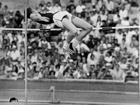 Dans cette photo d'archive prise le 20 octobre 1968, l'athlète américain Dick Fosbury participe à la finale du saut en hauteur masculin et remporte la médaille d'or avec un tout nouveau style de saut aux Jeux olympiques de Mexico à Mexico.  (AFP via Getty Images)