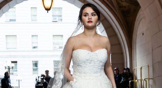Selena Gomez de Only Murders in the Building porte une robe de mariée pour le tournage de la saison 3