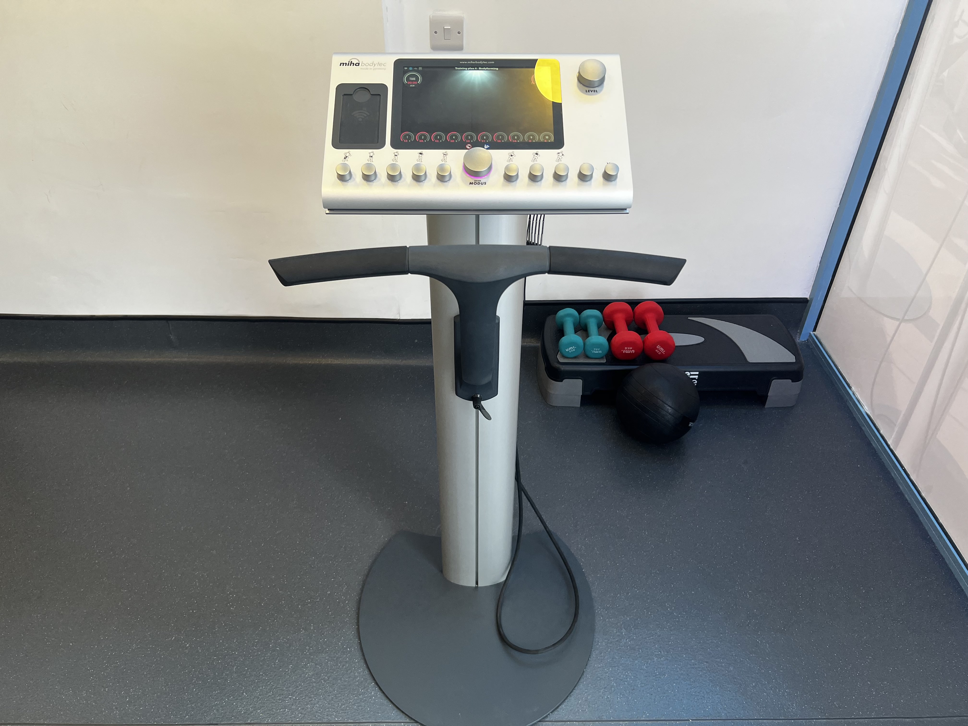 Image de la machine d'entraînement EMS avec des poids à côté