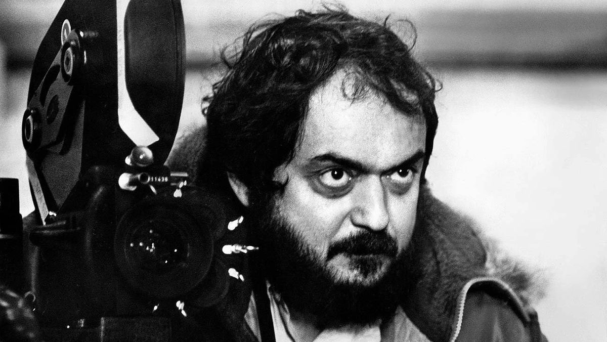 Une photo d'archive d'un Stanley Kubrick barbu derrière un appareil photo