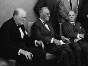 De gauche à droite : le premier ministre britannique Winston Churchill, le président américain Roosevelt et le premier ministre canadien Mackenzie King à la Conférence de Québec en 1943, avant que King ne soit renvoyé.