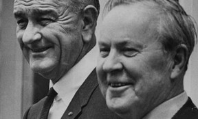 Le président américain Lyndon Johnson et le premier ministre Lester Pearson signent le traité du fleuve Columbia à Blaine Washington, le 16 septembre 1964. Ce ne serait pas toujours tout sourire entre ces deux-là.