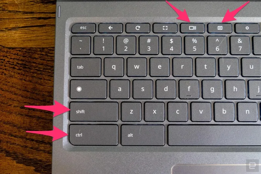 Une photo du clavier de l'Acer Chromebook Spin 713, avec des flèches soulignant l'emplacement des touches Maj, Ctrl, Afficher les fenêtres et Capture d'écran.