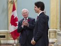 Le gouverneur général David Johnston applaudit en présentant le premier ministre Justin Trudeau à la suite de son assermentation lors d'une cérémonie à Rideau Hall, à Ottawa, le mercredi 4 novembre 2015.