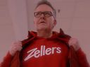 Brittlestar portant un gilet rouge sur un sweat à capuche rouge orné du logo Zellers.