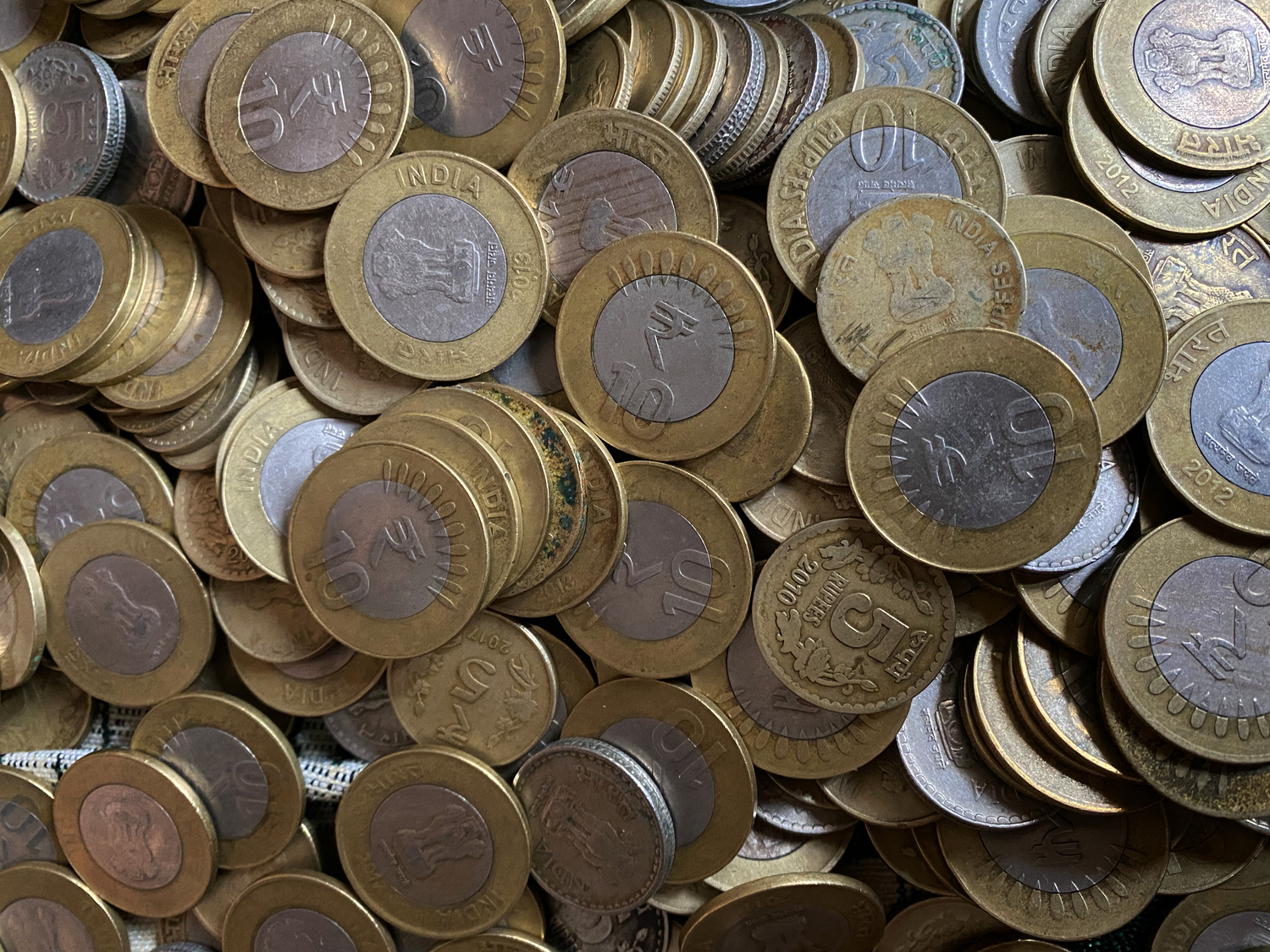 tas de pièces de monnaie indiennes