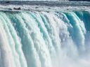 Appelant cela une «crise» humanitaire, le maire de Niagara Falls exhorte Ottawa à faire plus que simplement déposer les migrants dans la ville touristique. 