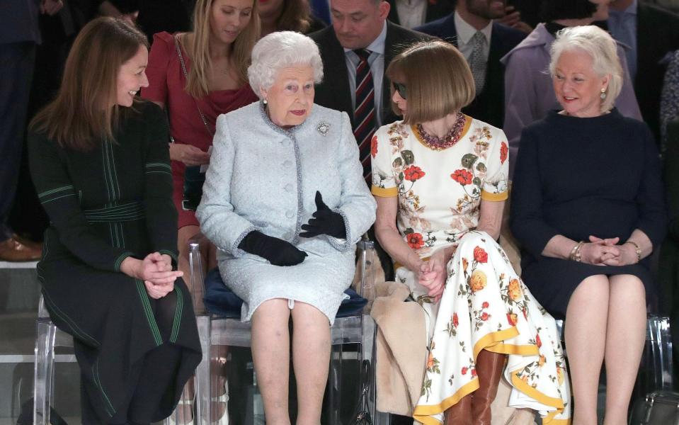 La reine et Angela Kelly (extrême droite) à la Fashion Week de Londres en 2018 -  Yui Mok - Pool/Getty Images