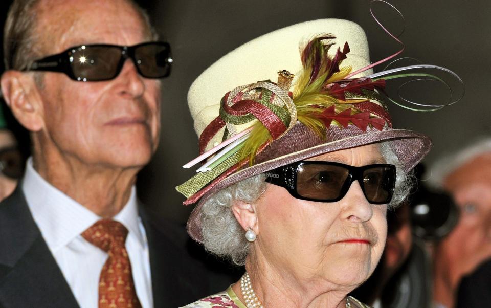 Mme Kelly a donné une touche d'éclat à ces lunettes 3D lors de la visite de feu la reine au Canada en 2010 - John Stillwell/PA